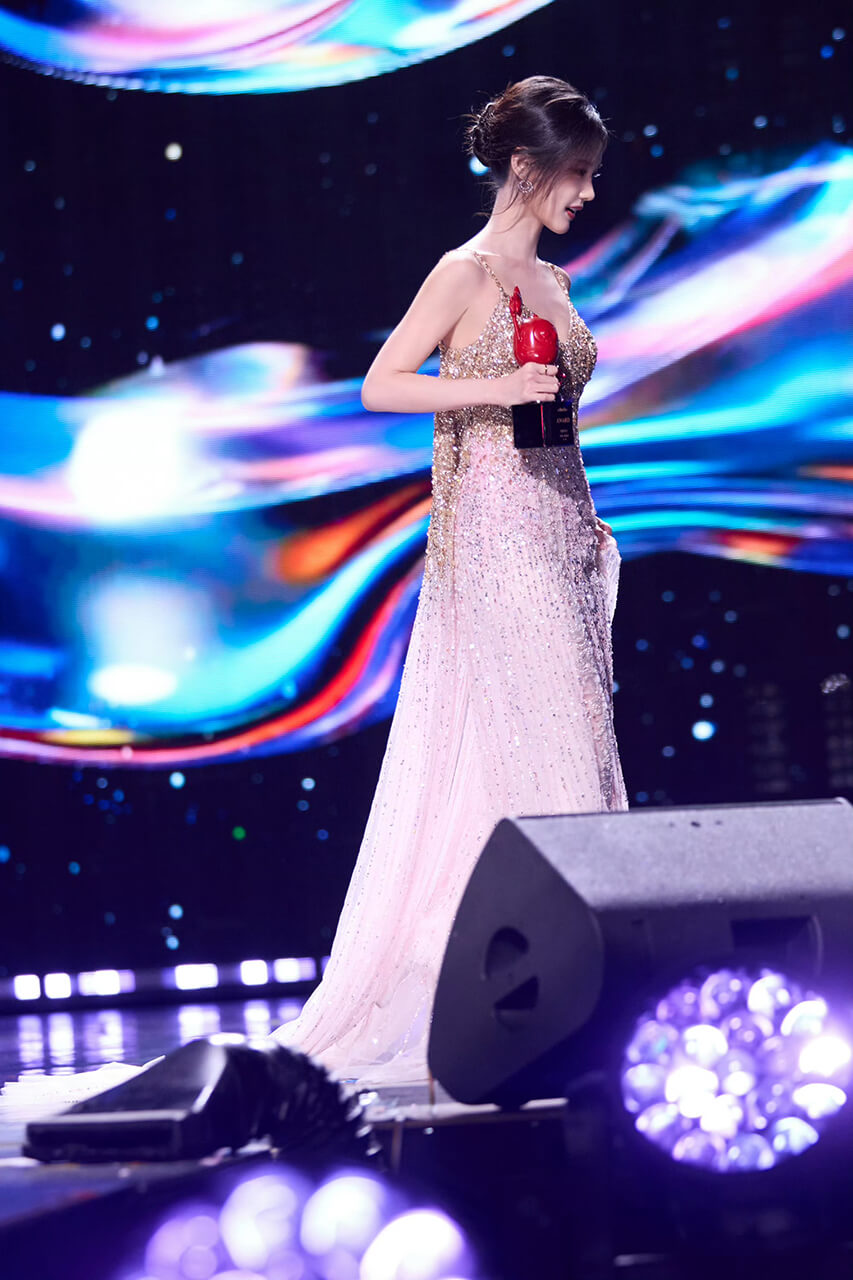 李一桐年度口碑演员长裙穿搭 女神降临