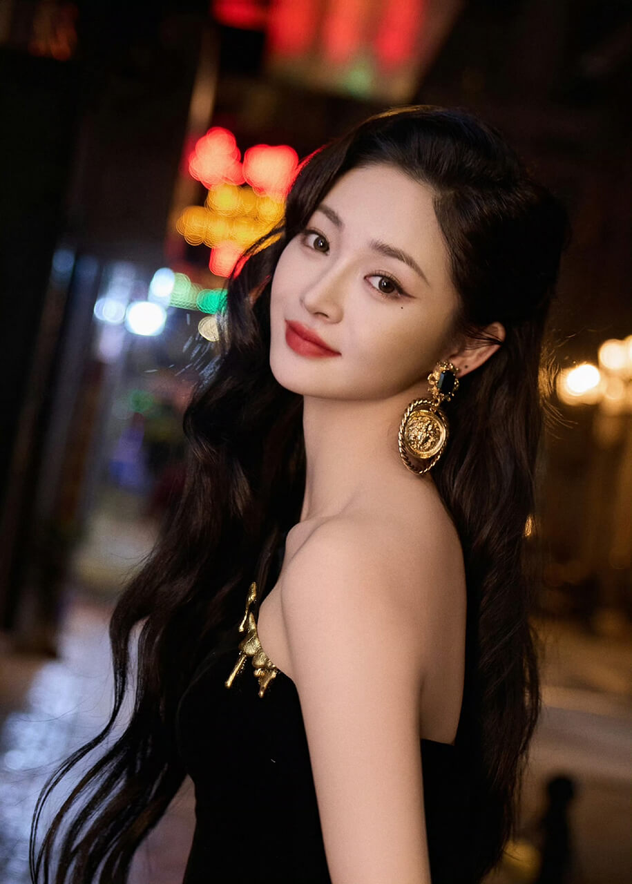 周洁琼黑金美人街头造型 妆造惊艳美的令人窒息