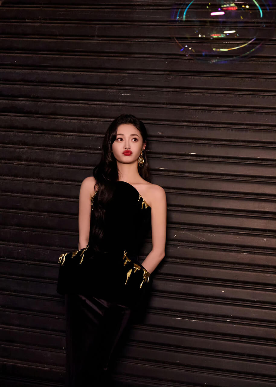 周洁琼黑金美人街头造型 妆造惊艳美的令人窒息