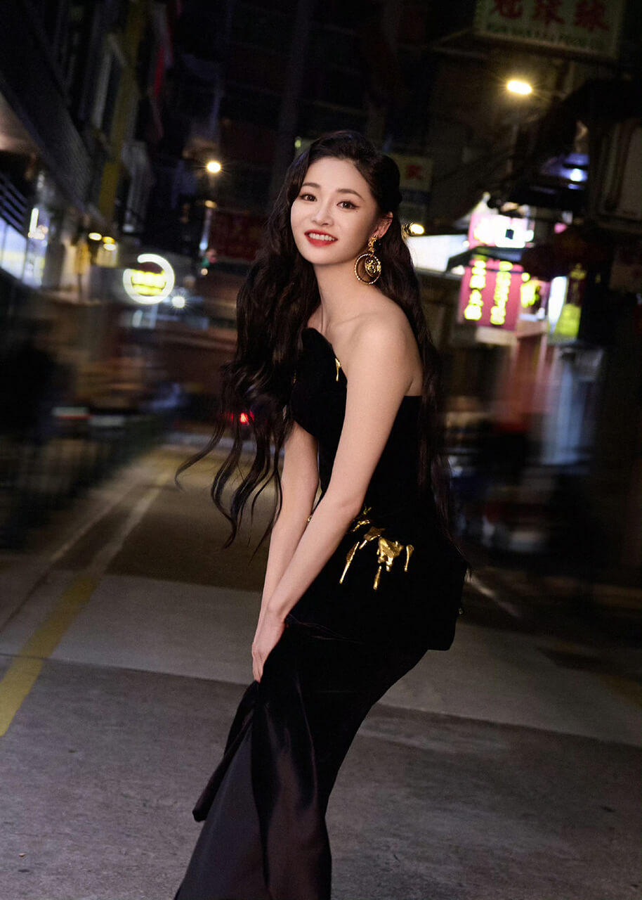 周洁琼黑金美人街头造型 妆造惊艳美的令人窒息