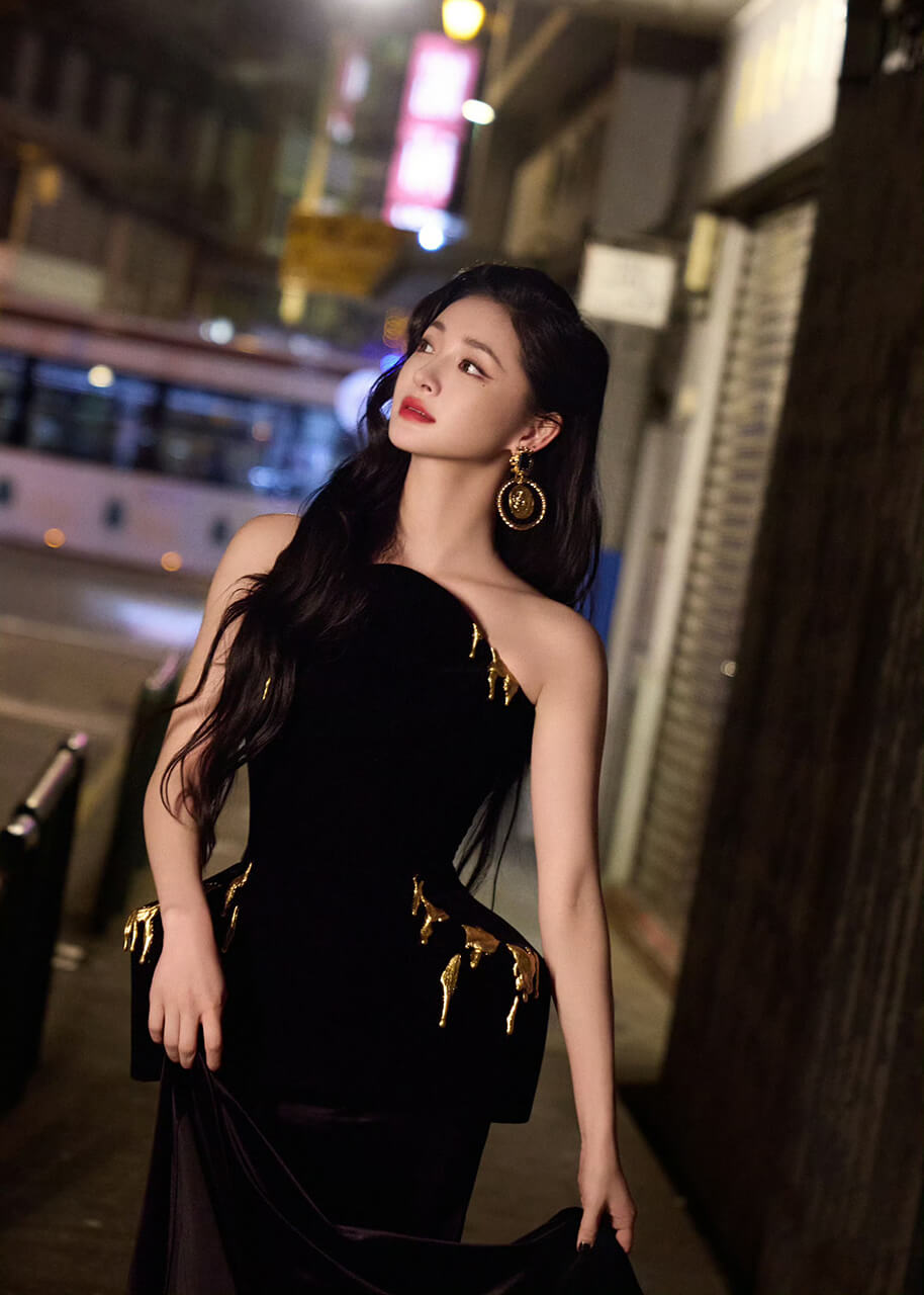 周洁琼黑金美人街头造型 妆造惊艳美的令人窒息