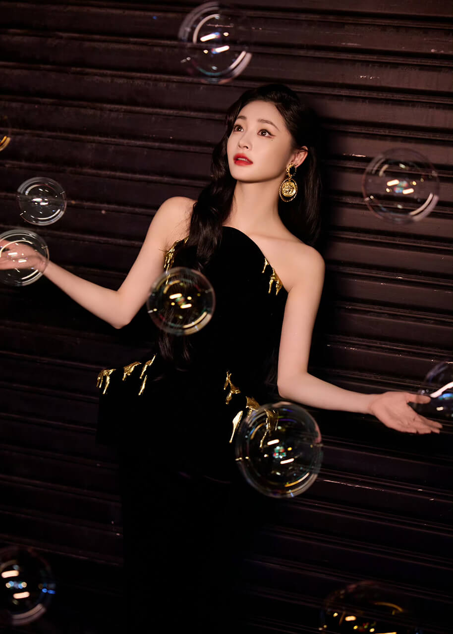 周洁琼黑金美人街头造型 妆造惊艳美的令人窒息