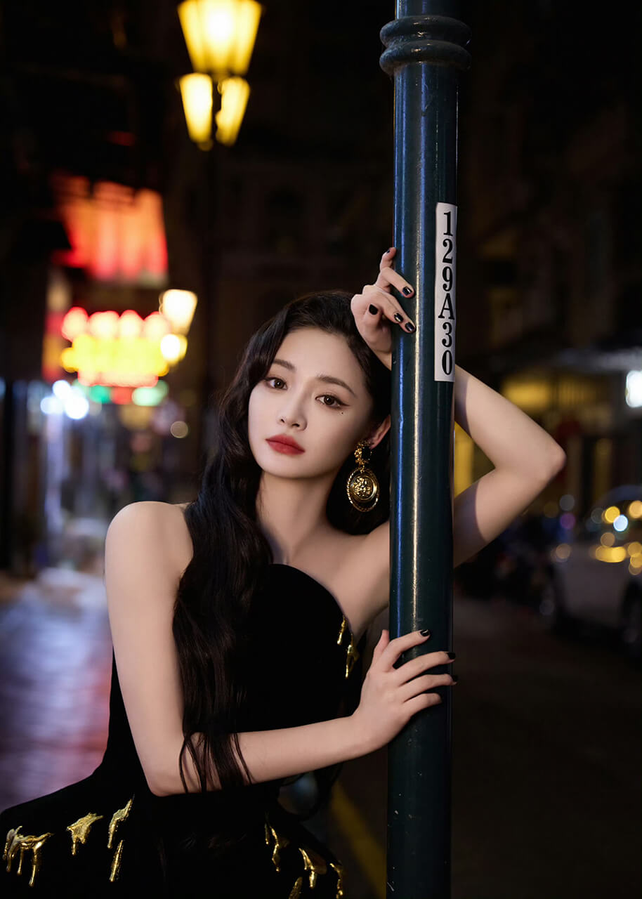 周洁琼黑金美人街头造型 妆造惊艳美的令人窒息