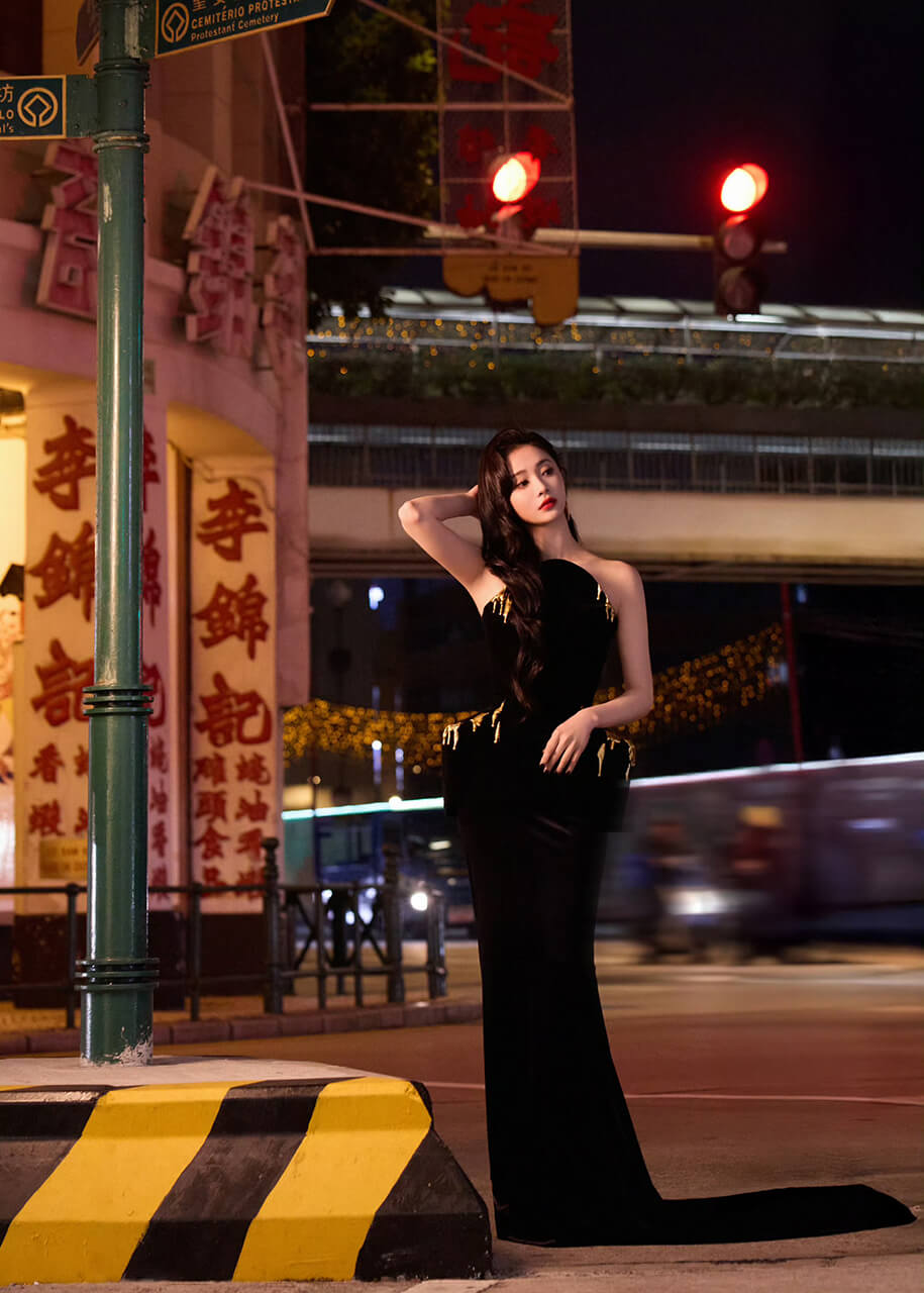 周洁琼黑金美人街头造型 妆造惊艳美的令人窒息