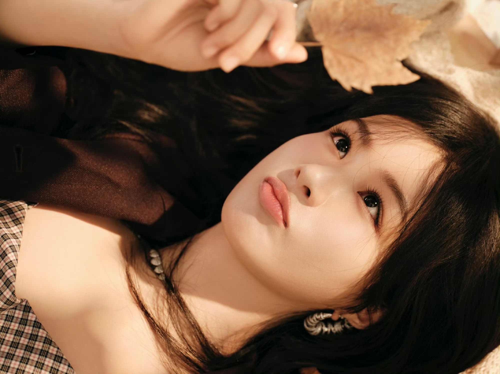 杨紫最新时尚穿搭美图，在沉浸与观察中自由切换