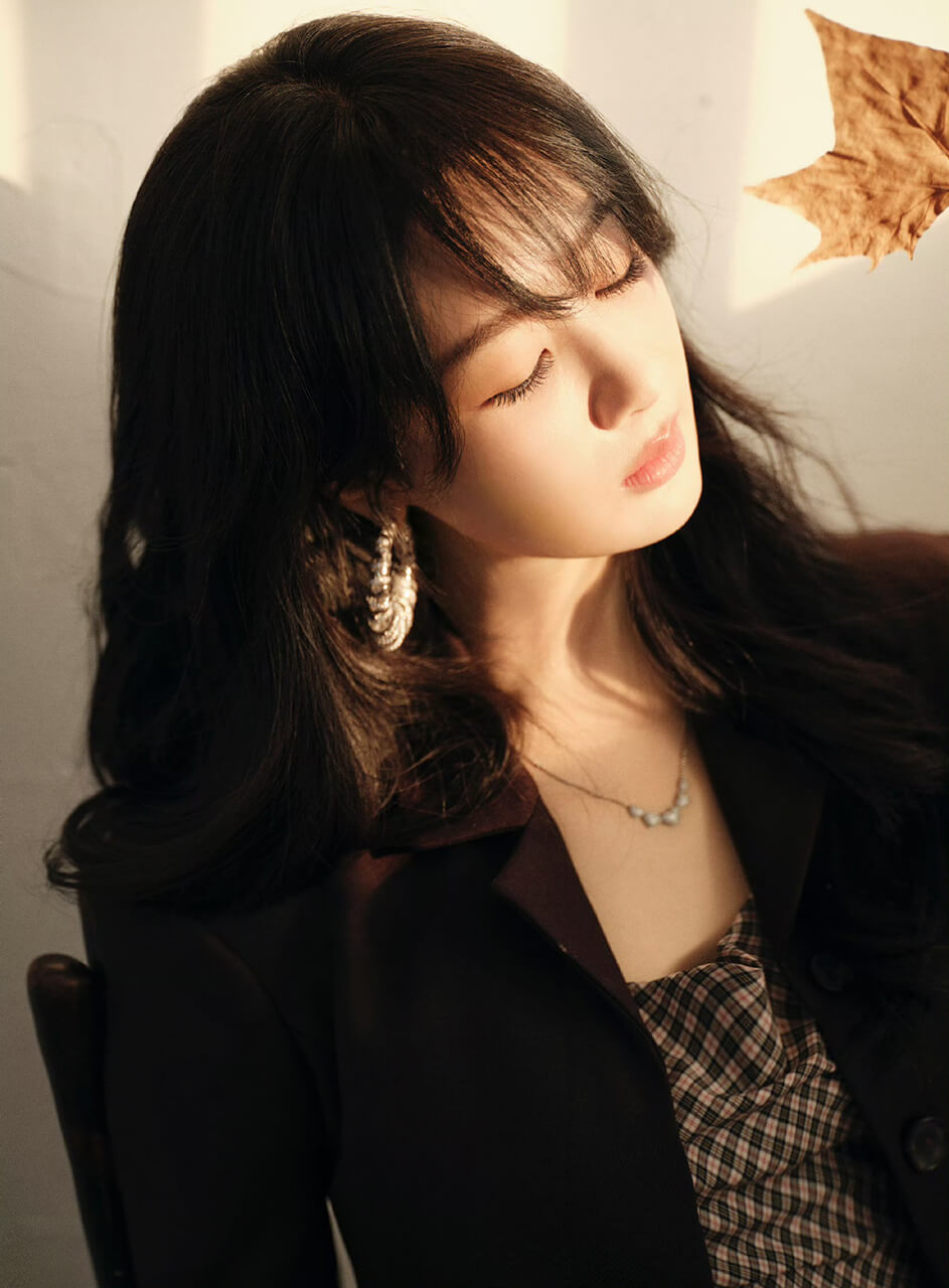 杨紫最新时尚穿搭美图，在沉浸与观察中自由切换