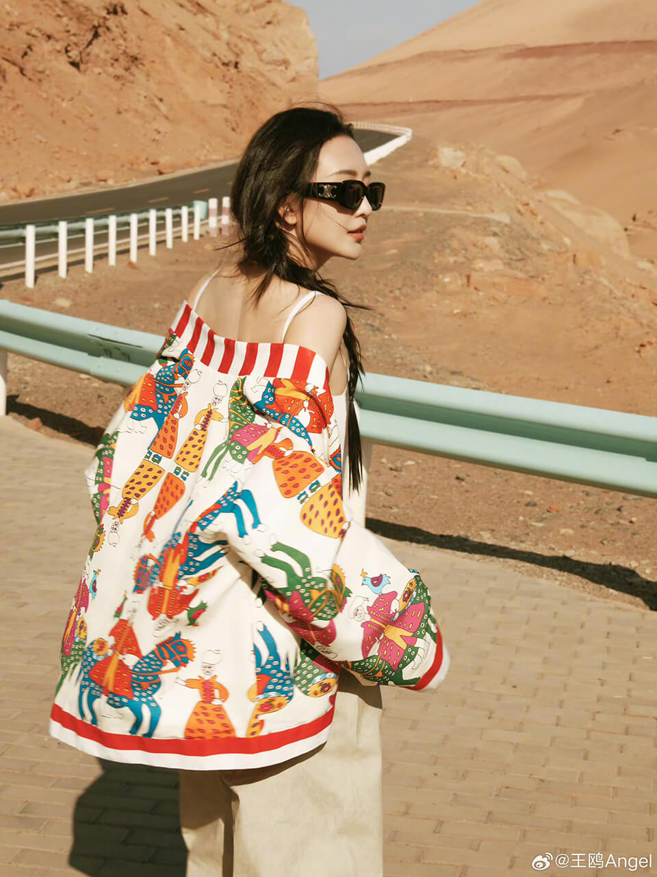 王鸥一组公路风街拍照片，随性时尚太有型