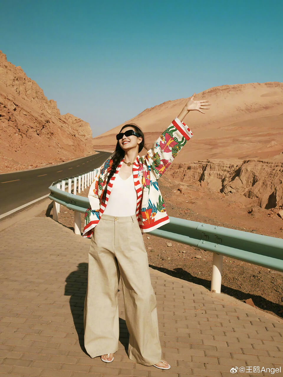 王鸥一组公路风街拍照片，随性时尚太有型