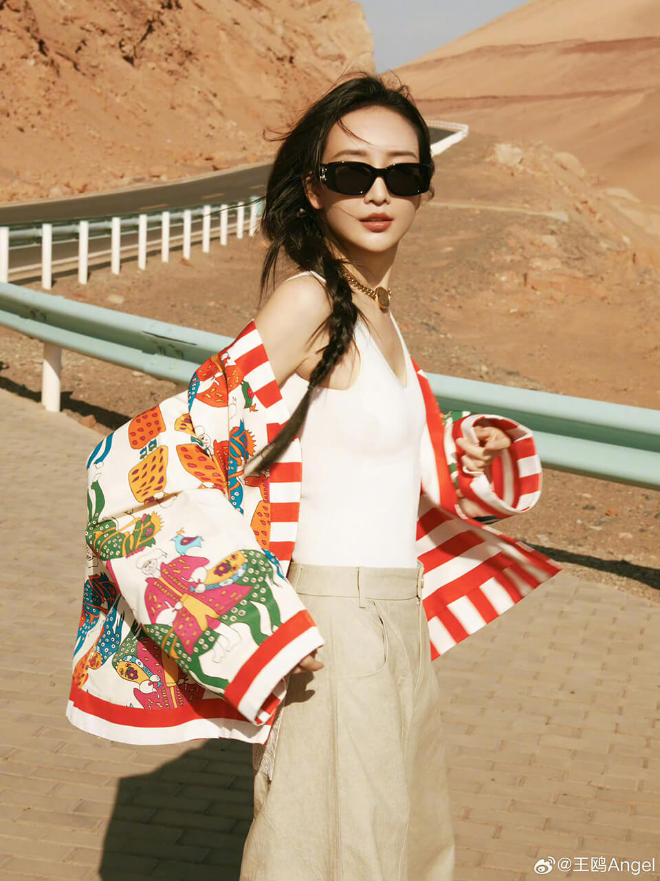 王鸥一组公路风街拍照片，随性时尚太有型