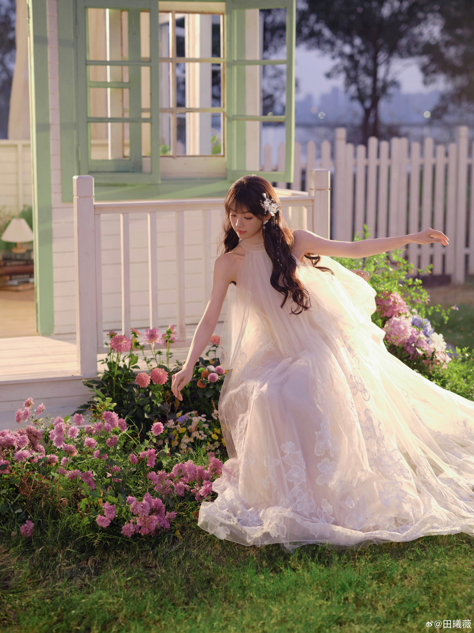 田曦薇非正式跨年派对长裙梦幻穿搭