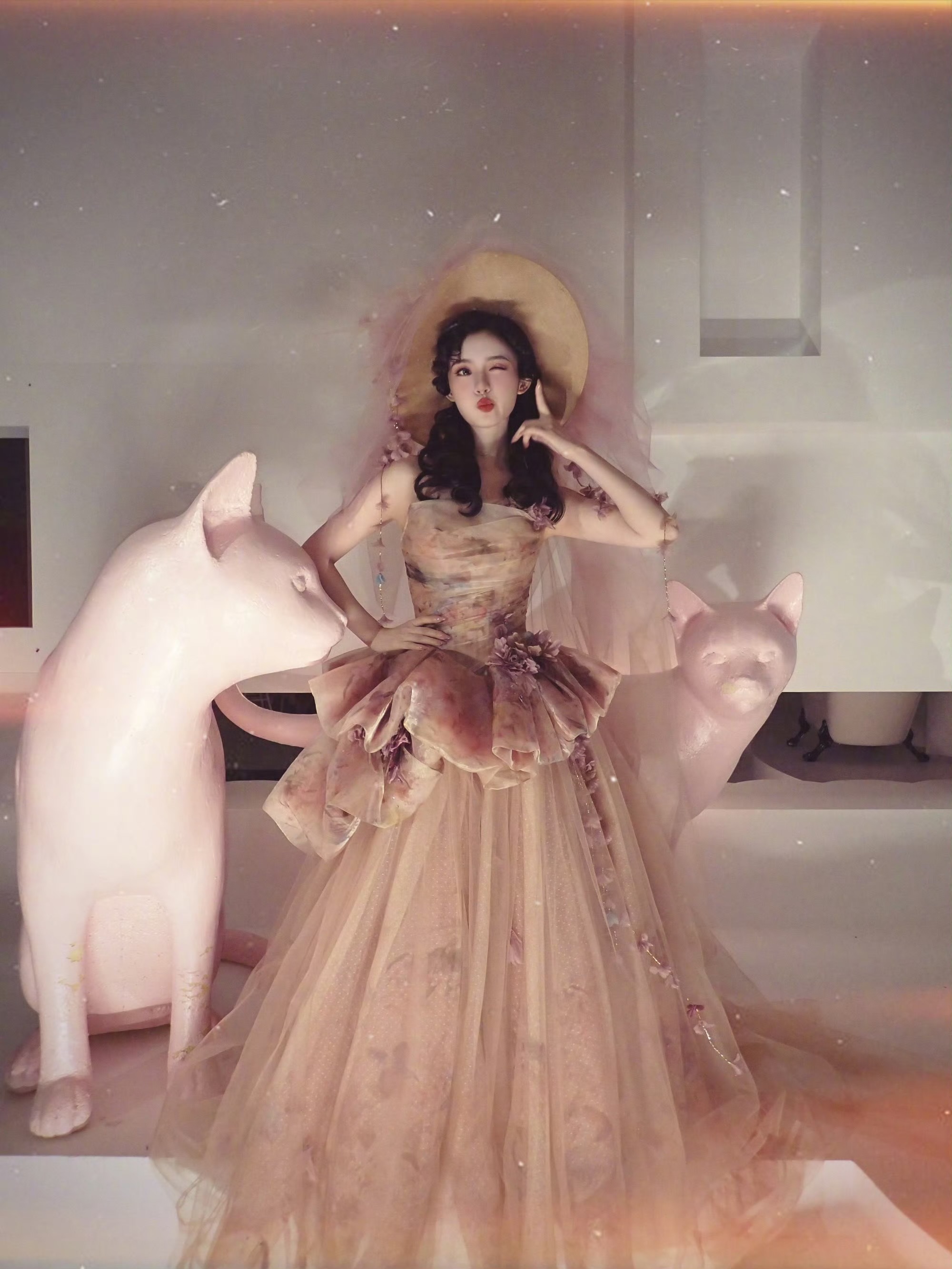 林允梦幻裙装：是平行时空 绚烂明媚的另一种风景