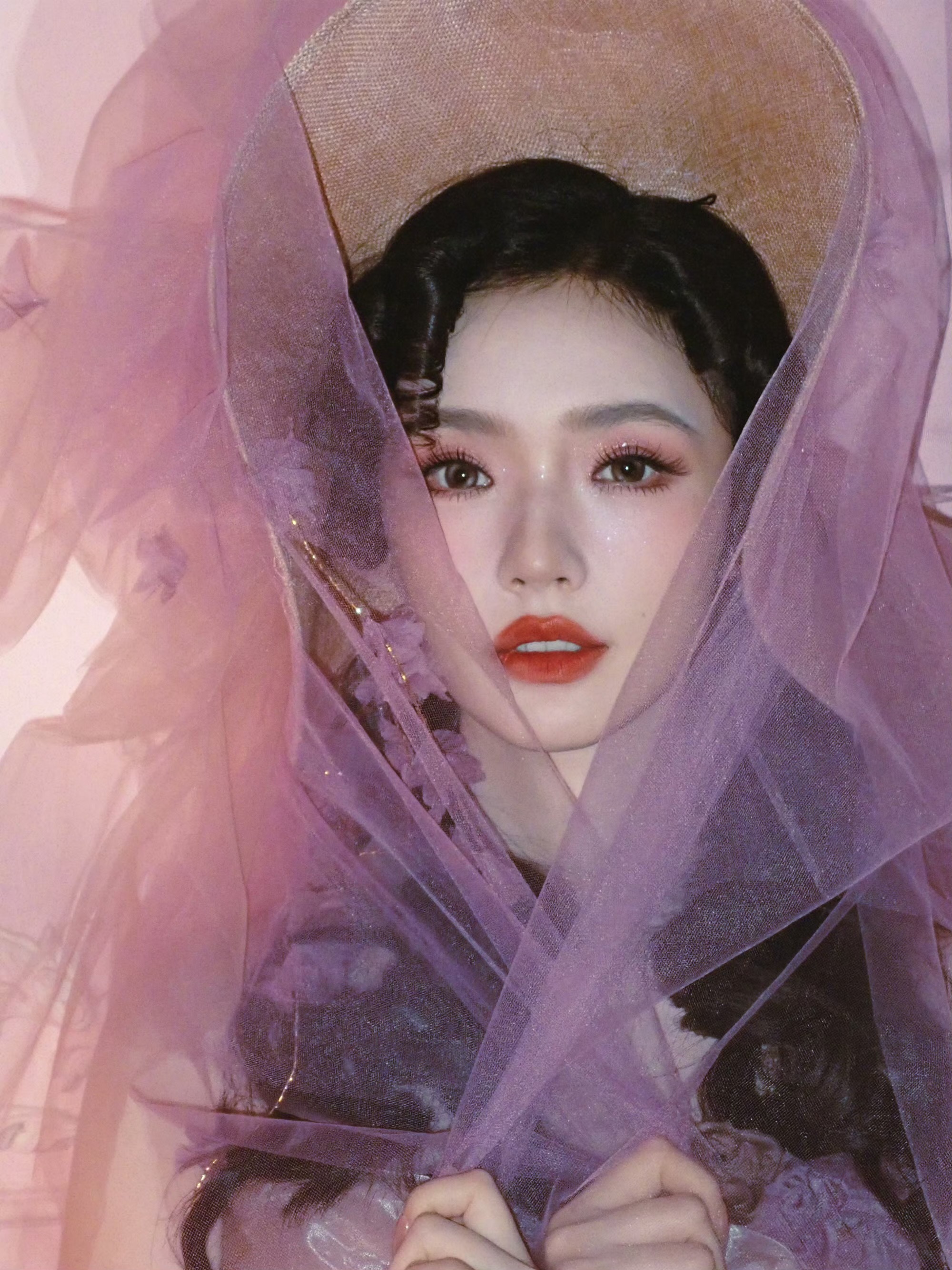 林允梦幻裙装：是平行时空 绚烂明媚的另一种风景