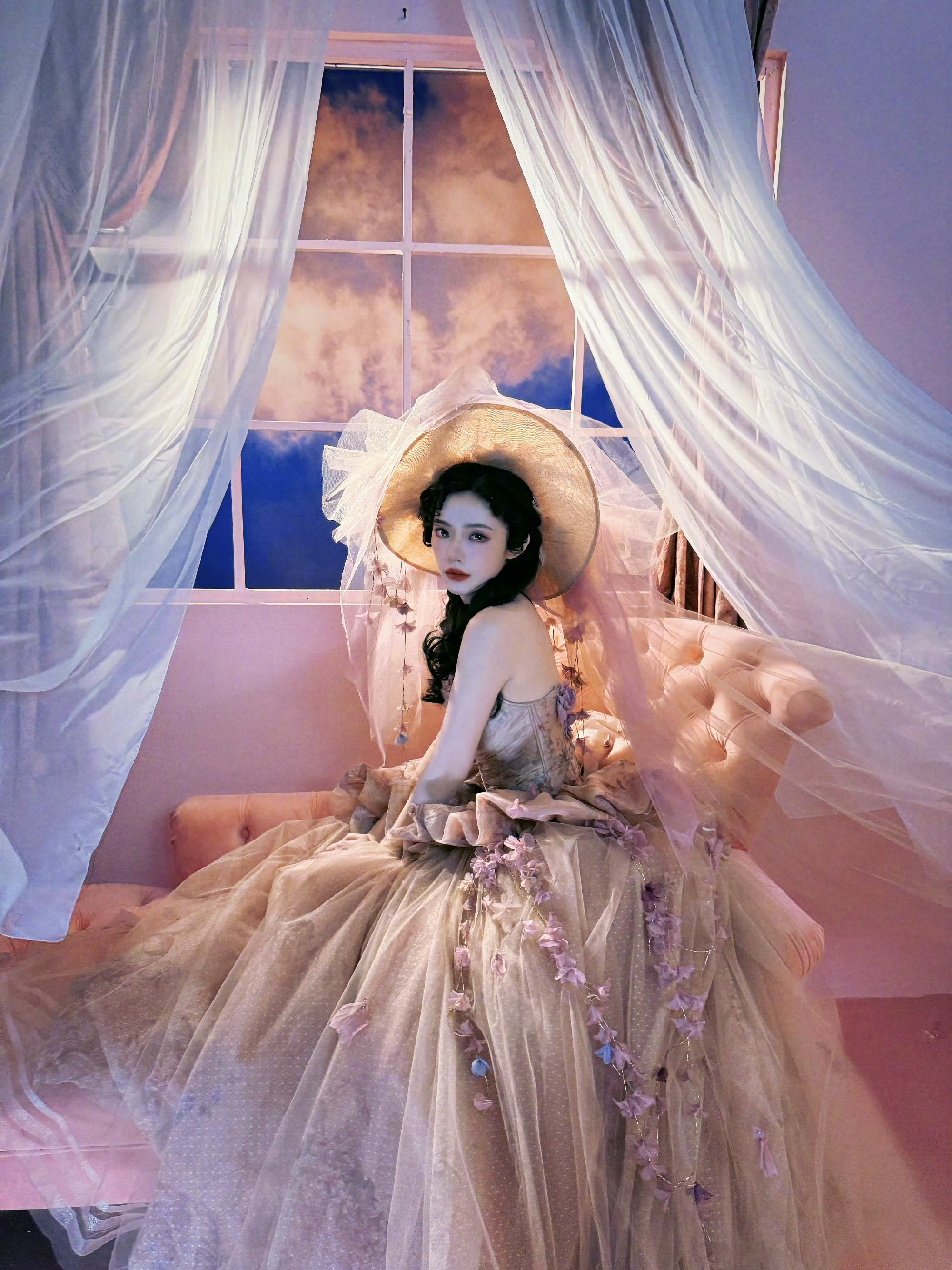 林允梦幻裙装：是平行时空 绚烂明媚的另一种风景