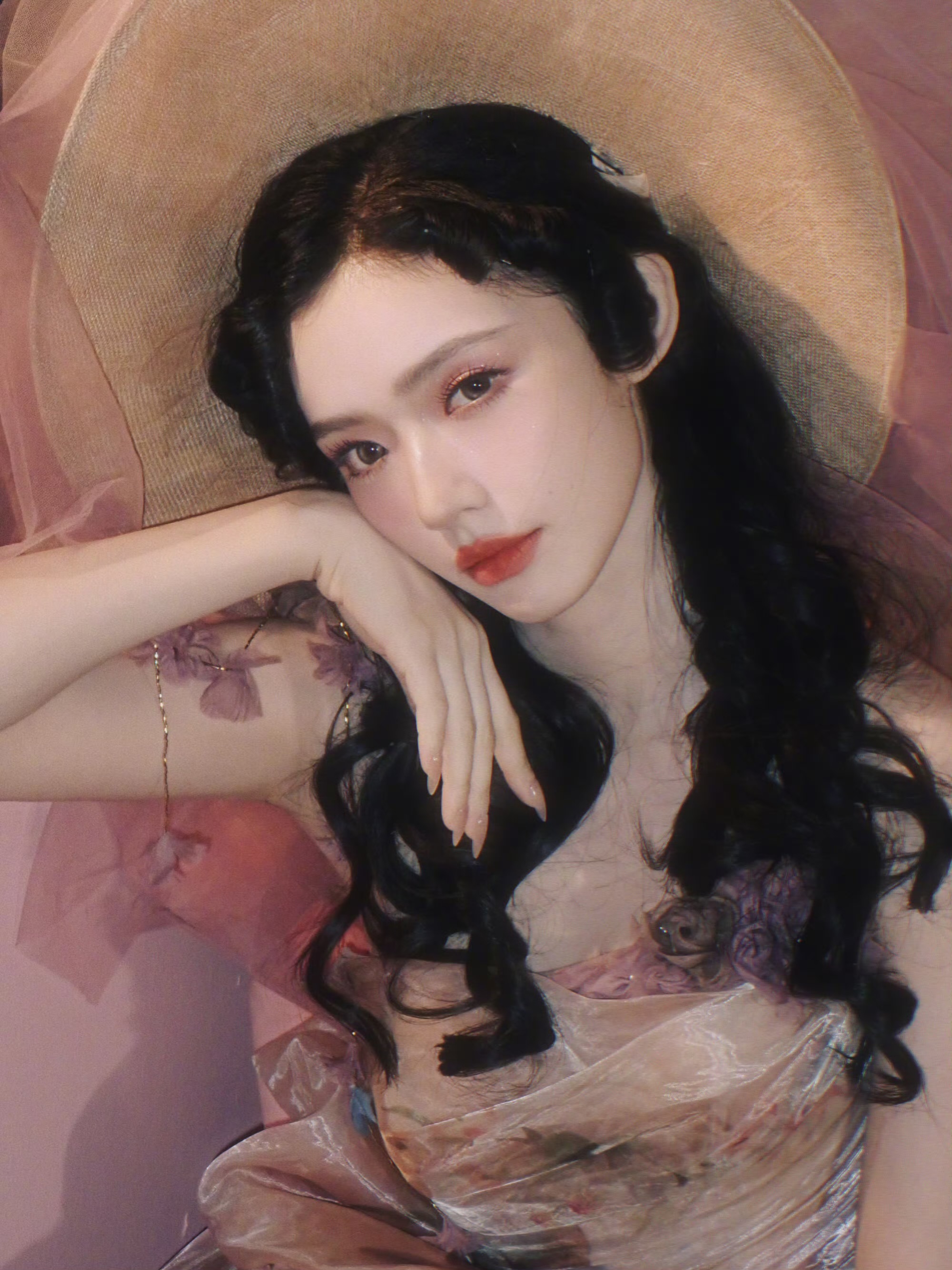 林允梦幻裙装：是平行时空 绚烂明媚的另一种风景