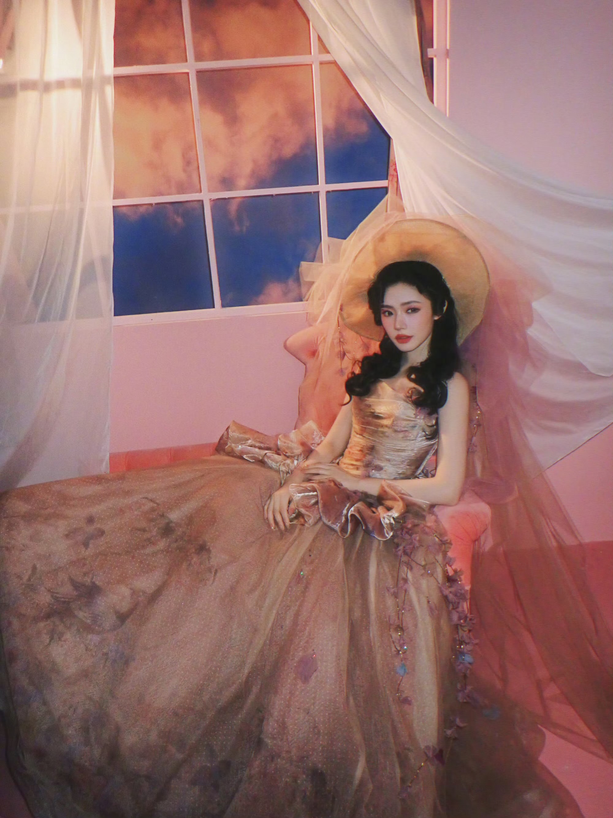 林允梦幻裙装：是平行时空 绚烂明媚的另一种风景