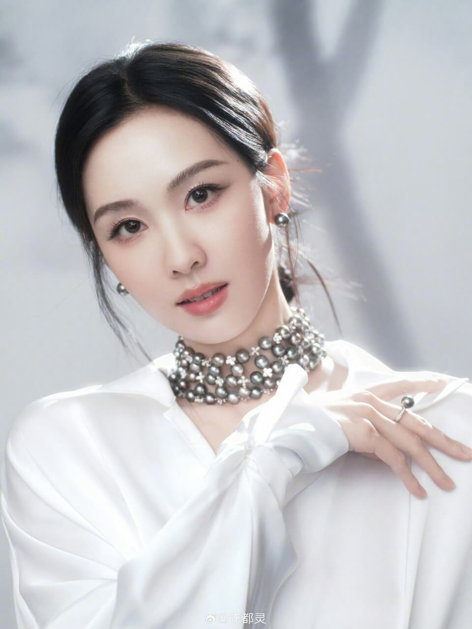 陈都灵一袭缎面白裙搭配MIKIMOTO高级珠宝亮相国剧盛典