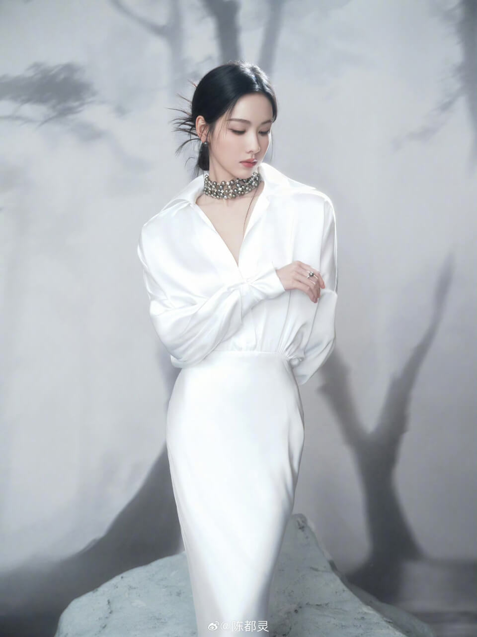 陈都灵一袭缎面白裙搭配MIKIMOTO高级珠宝亮相国剧盛典
