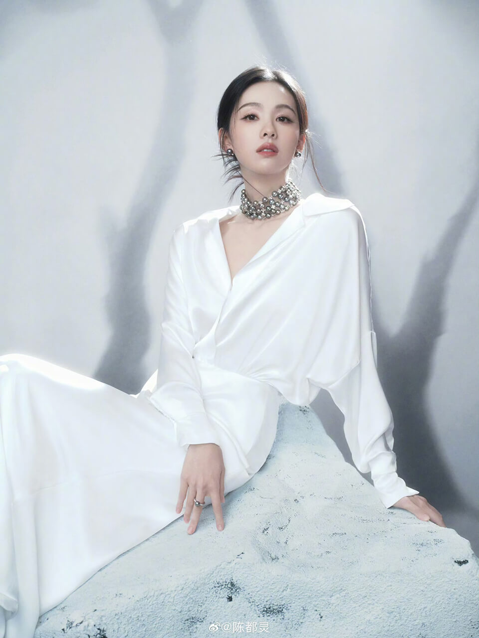 陈都灵一袭缎面白裙搭配MIKIMOTO高级珠宝亮相国剧盛典