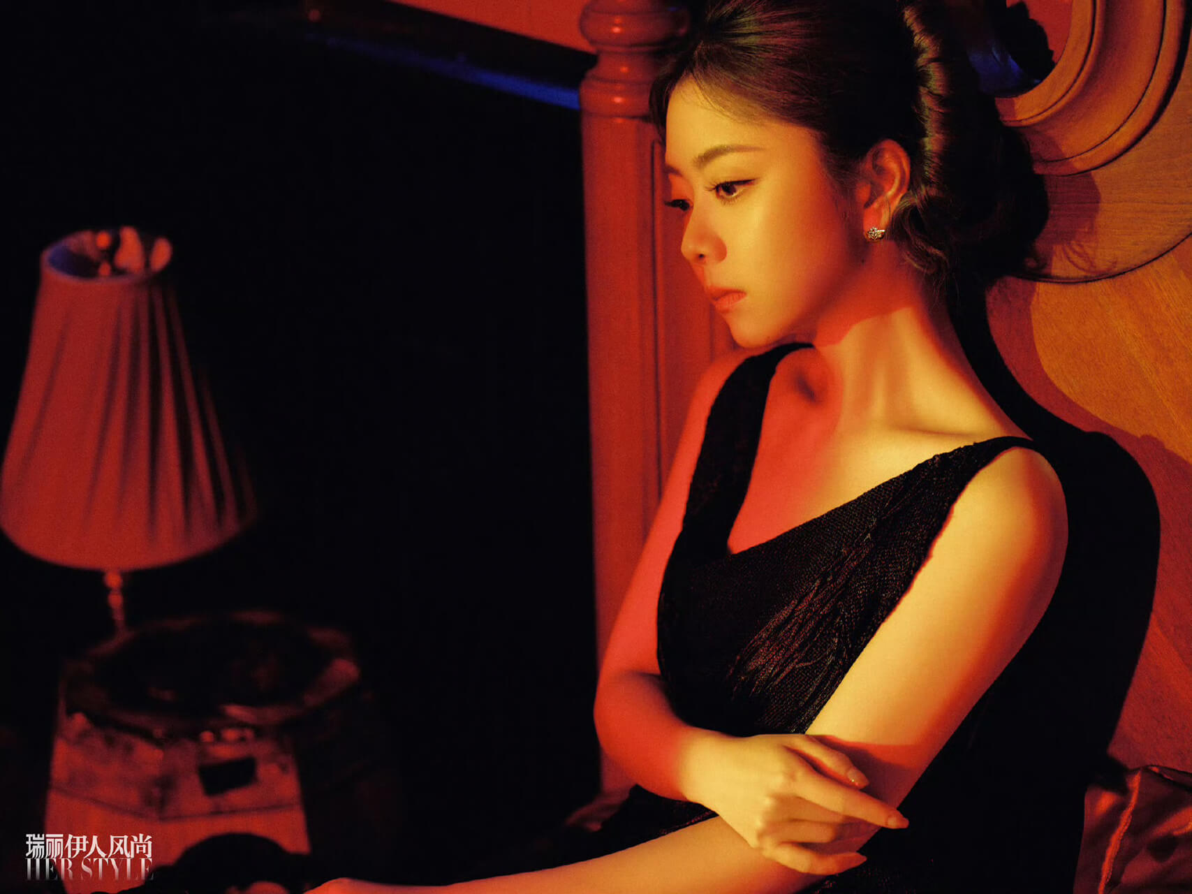 谭松韵登瑞丽伊人风尚杂志封面 展现复古港风大片