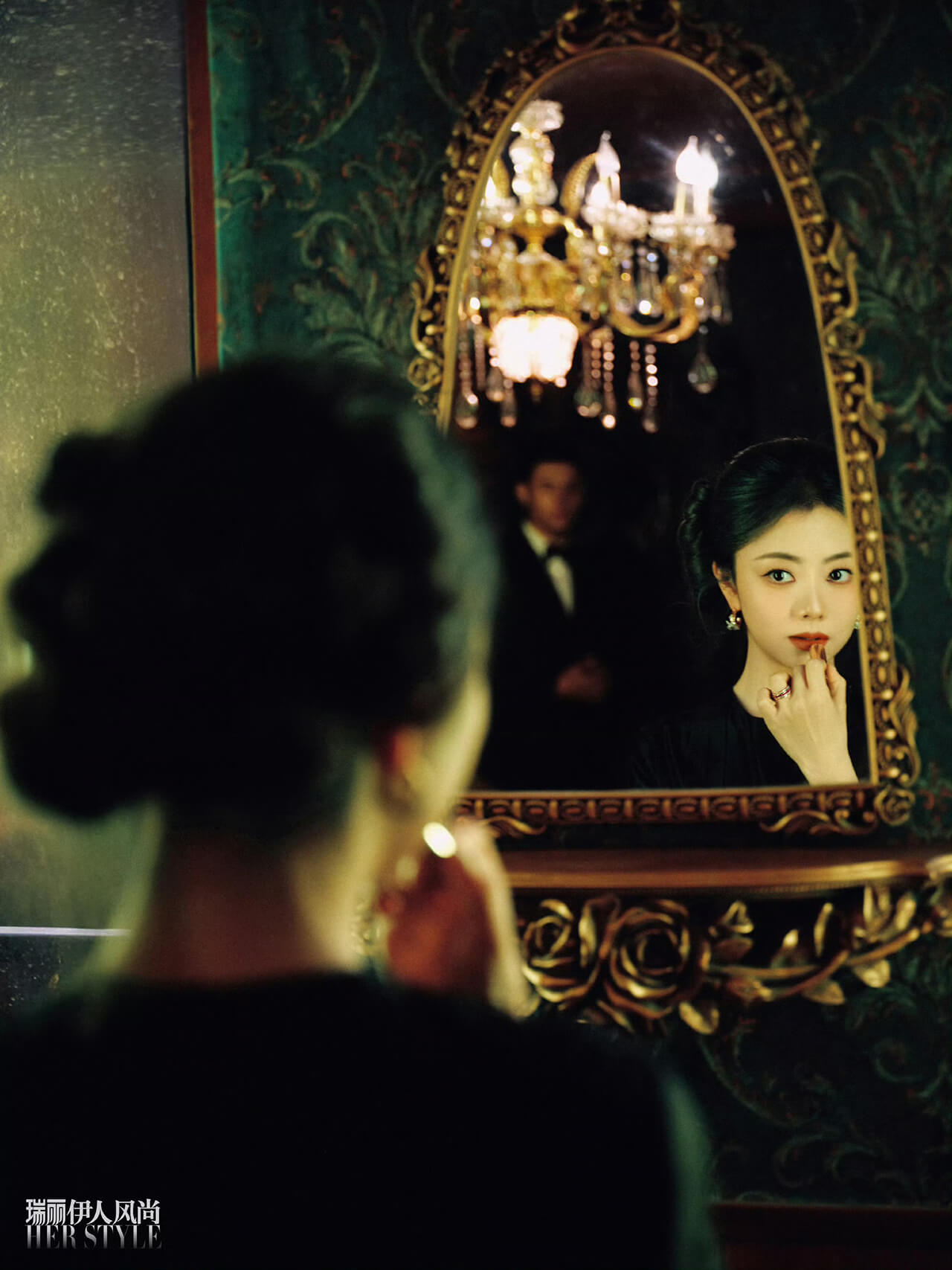 谭松韵登瑞丽伊人风尚杂志封面 展现复古港风大片