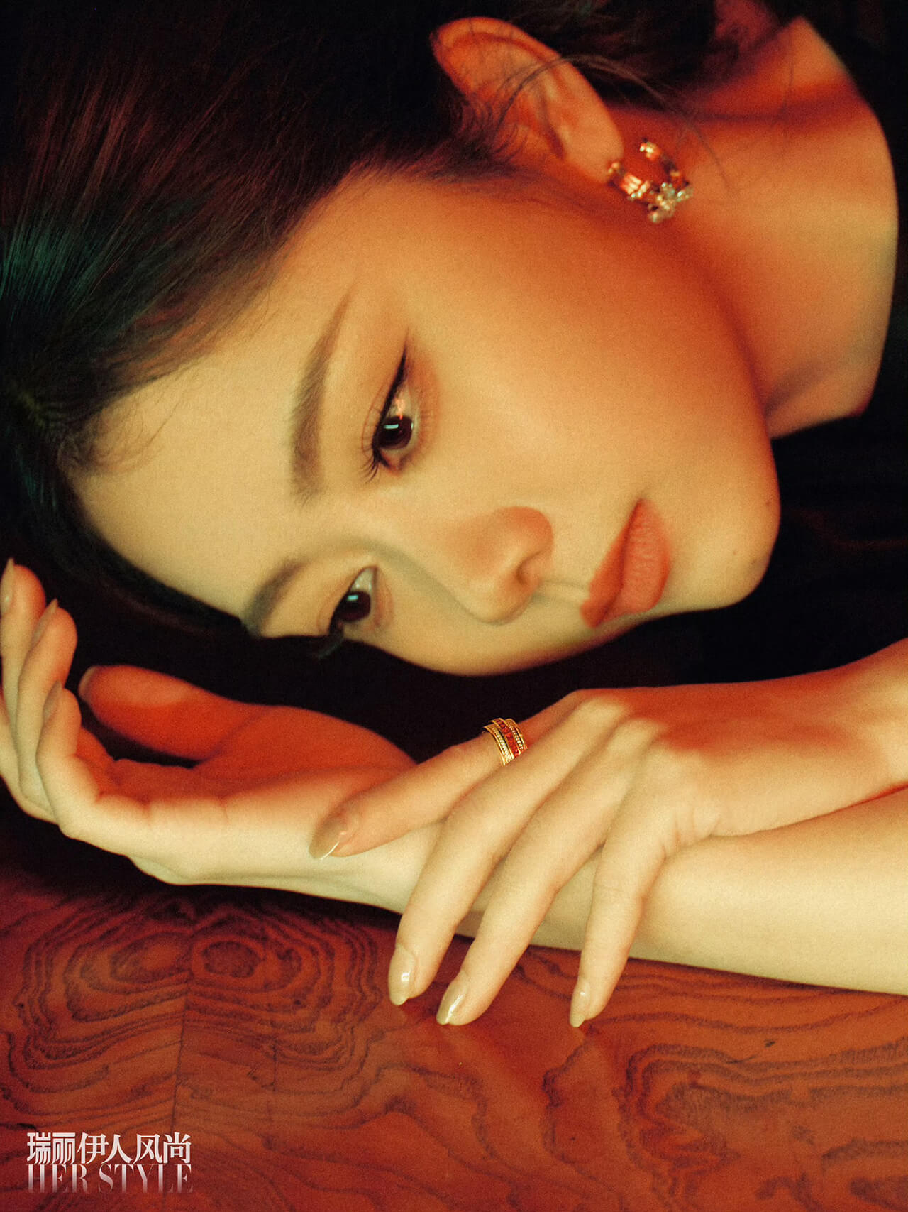 谭松韵登瑞丽伊人风尚杂志封面 展现复古港风大片