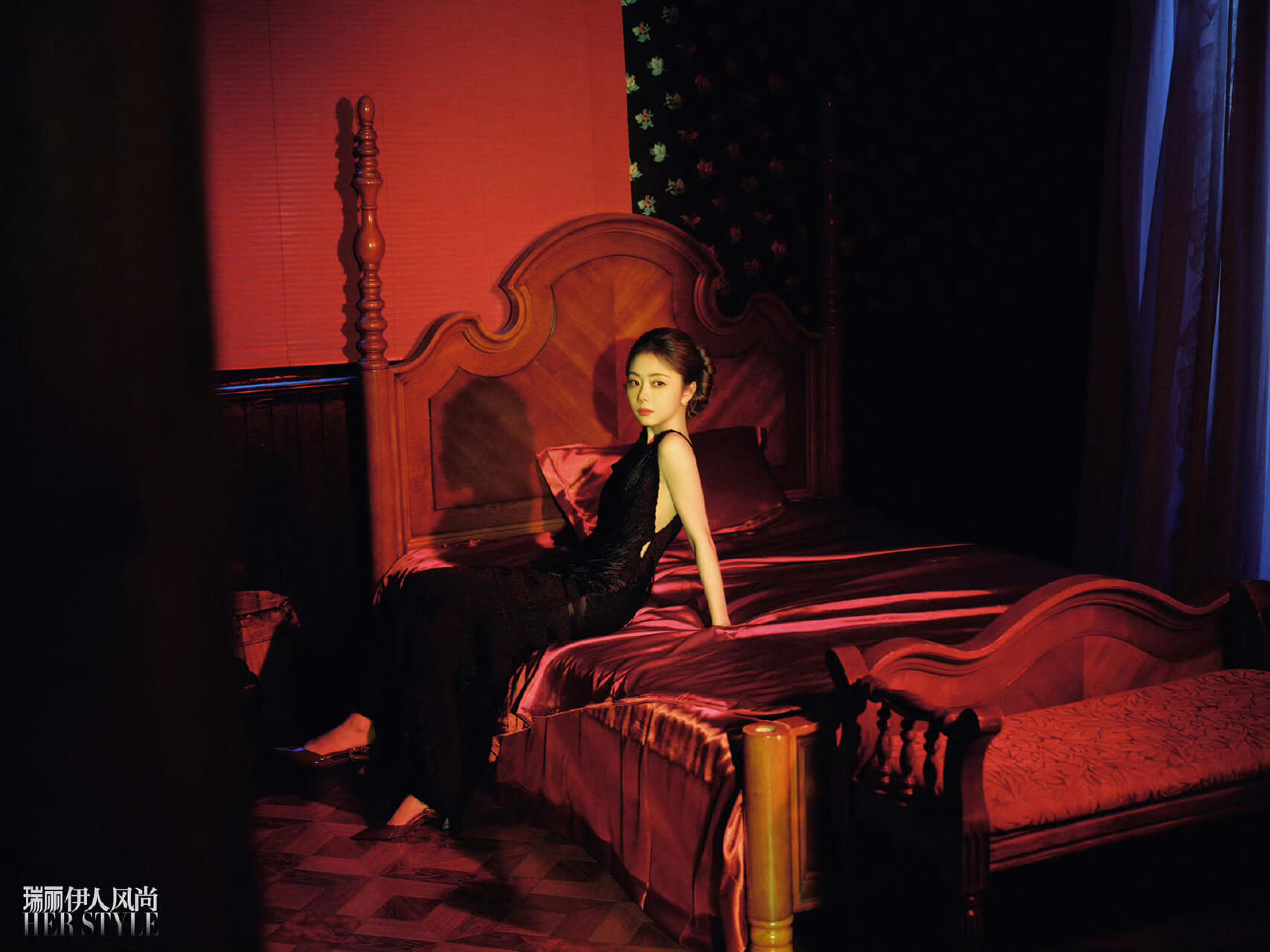 谭松韵登瑞丽伊人风尚杂志封面 展现复古港风大片
