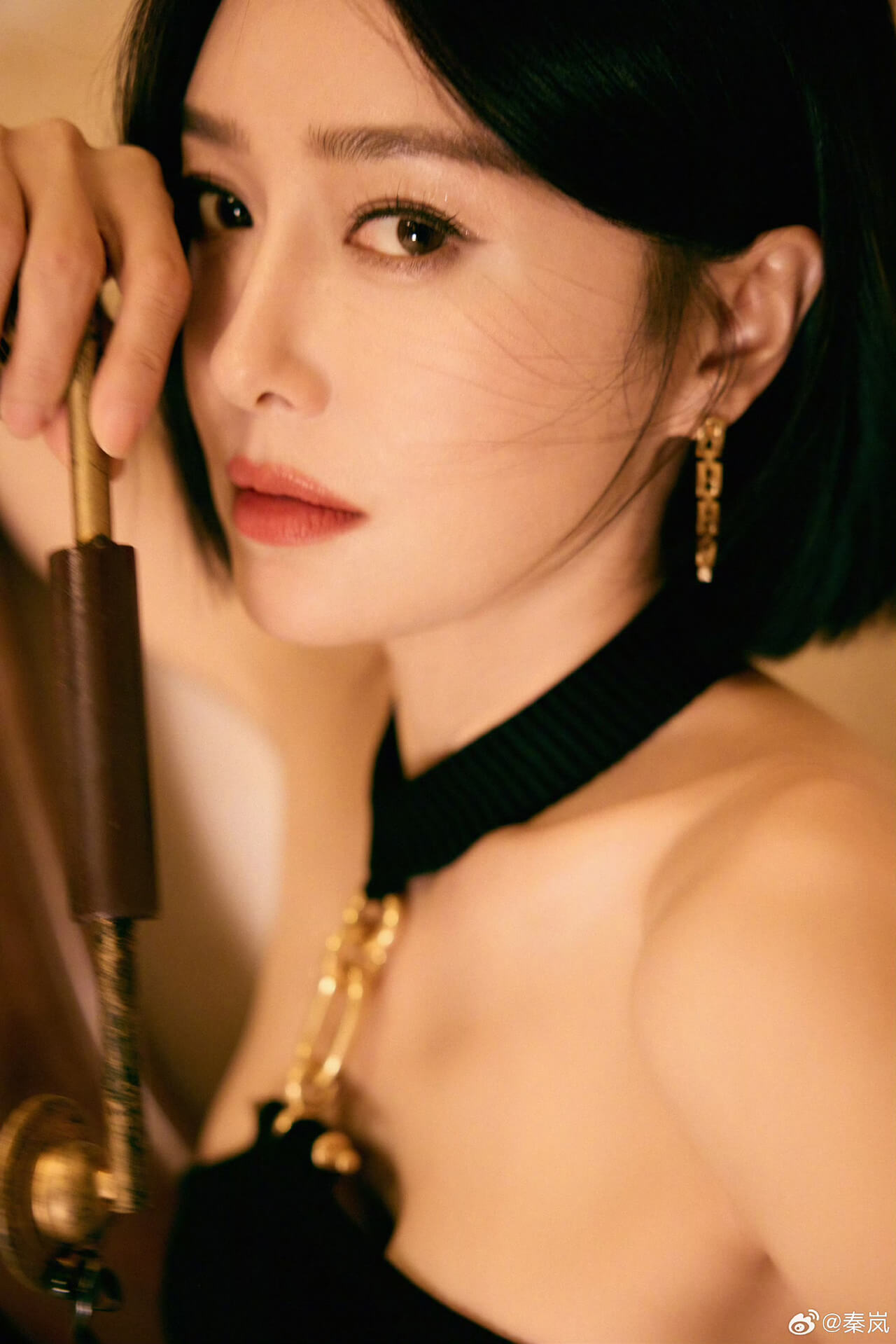 秦岚星光大赏红毯造型演了部双女主戏