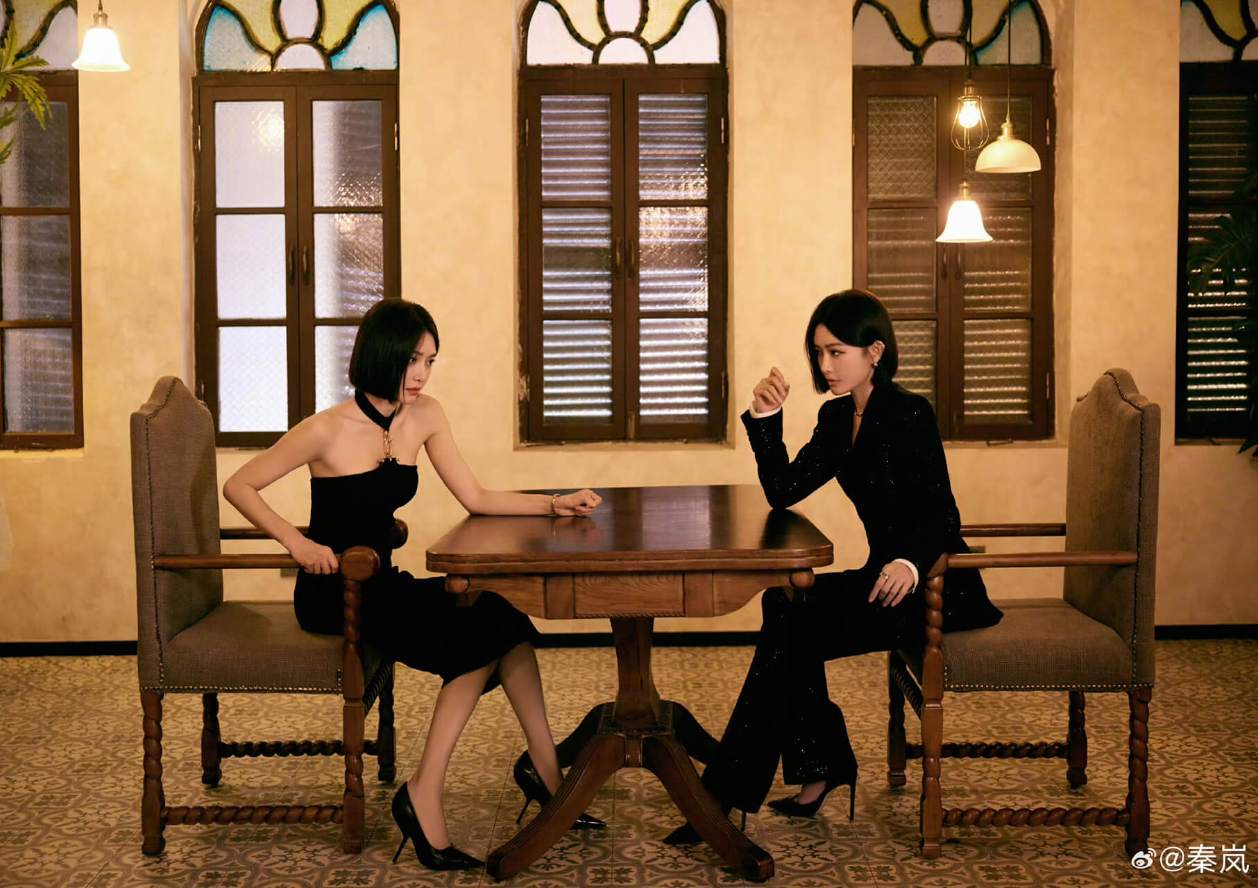 秦岚星光大赏红毯造型演了部双女主戏