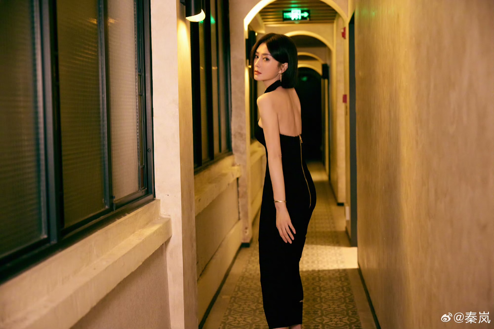 秦岚星光大赏红毯造型演了部双女主戏