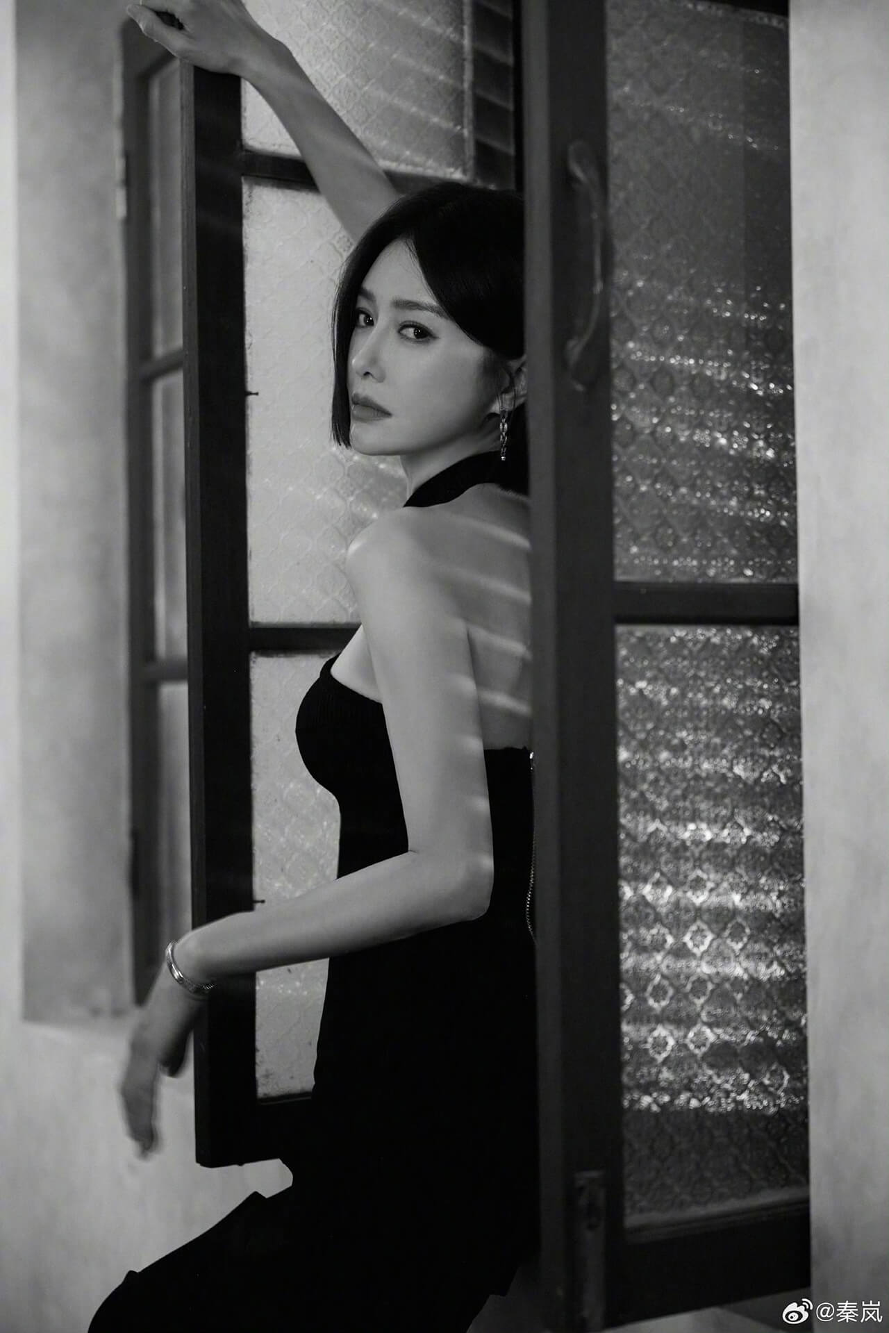 秦岚星光大赏红毯造型演了部双女主戏