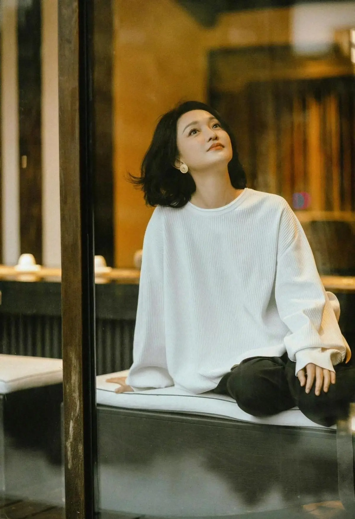 周迅穿衬衫牛仔裤录节目，扎麻花辫嫩得像24岁