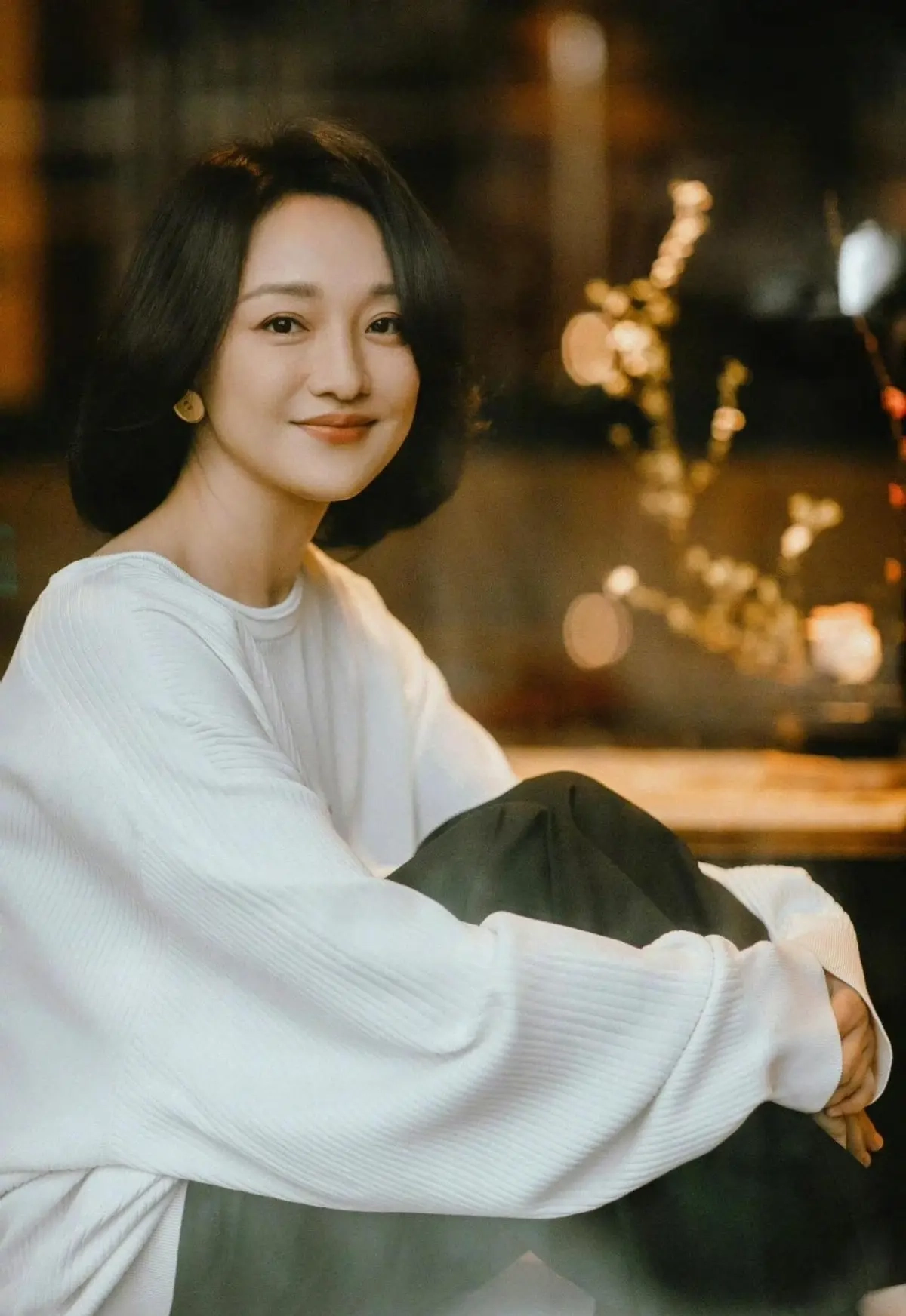 周迅穿衬衫牛仔裤录节目,扎麻花辫嫩得像24岁