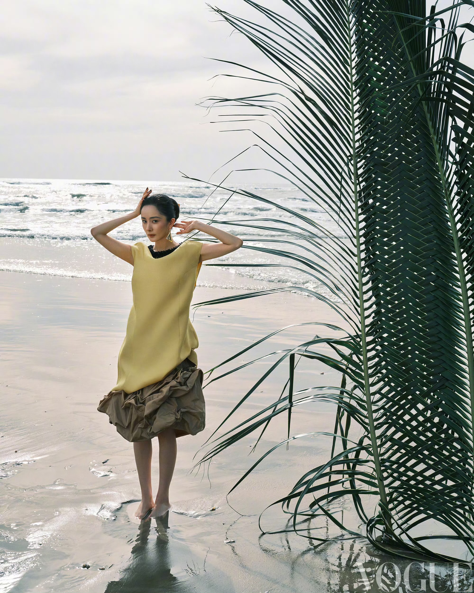 杨幂VOGUE开年刊封面 杨幂海边女骑士时尚大片