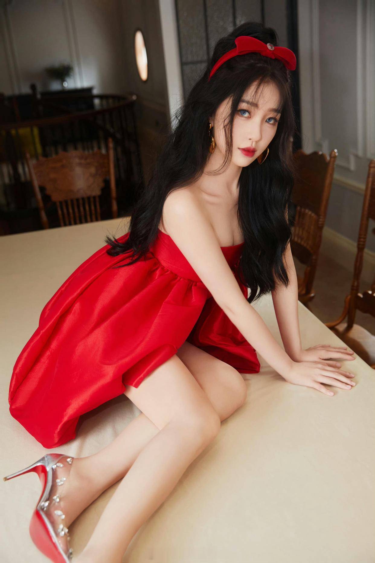 虞书欣时尚表现力爆棚！红色抹胸短裙解锁摩登新风尚