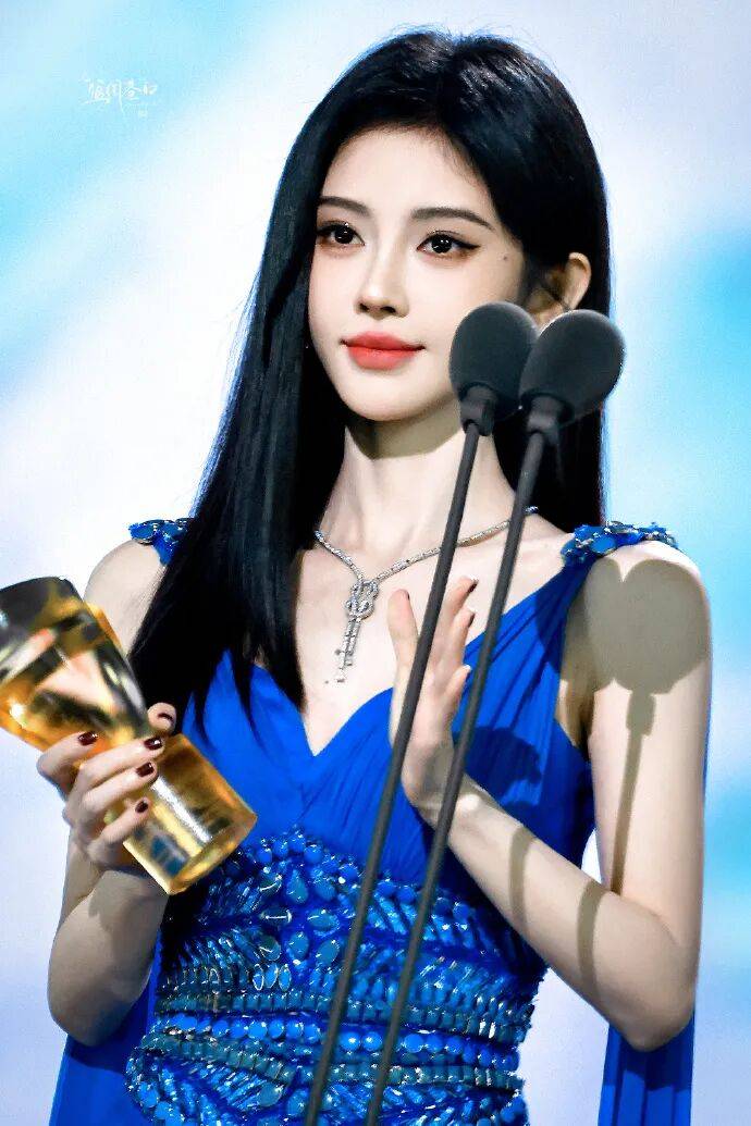 鞠婧祎穿深V裙变身蓝色妖姬！雪肤玉貌身材曼妙性感撩人