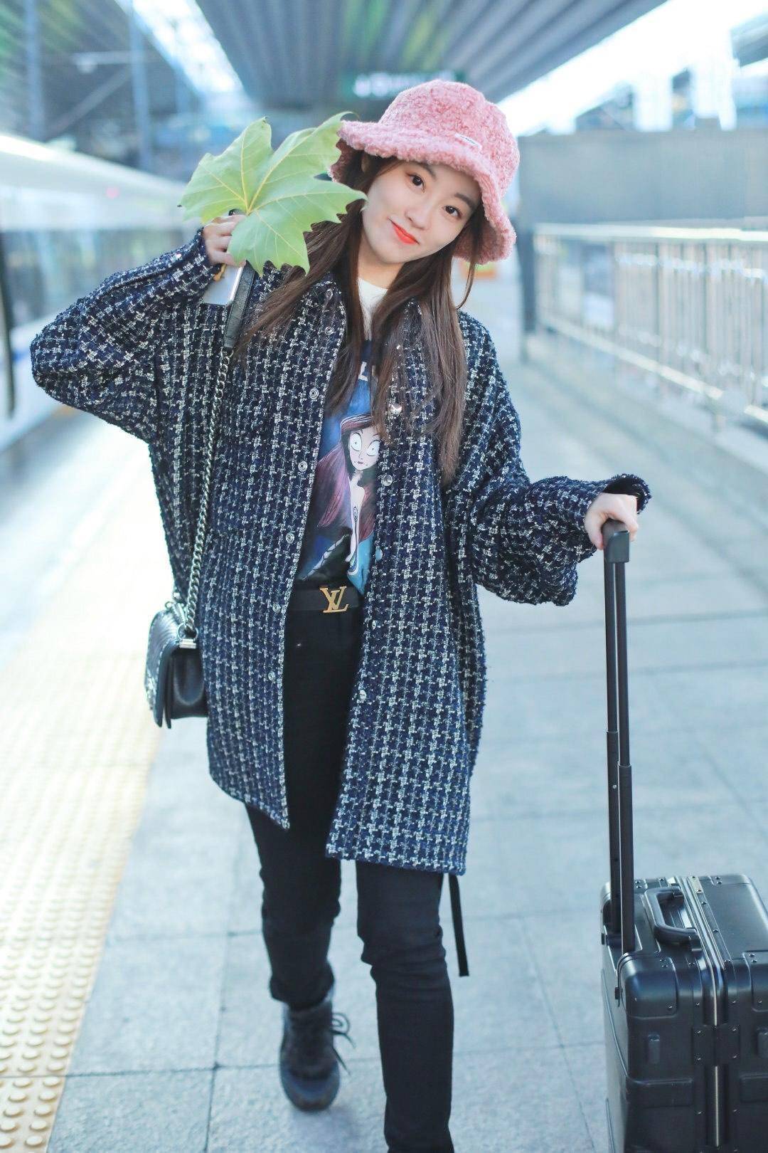 祝绪丹西装配打底衫走机场，牛仔裤马丁靴气场全开美炸了-8