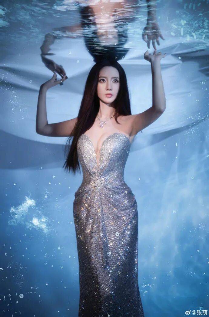 张萌性感写真露出事业线！魔鬼身材尽显性感火辣