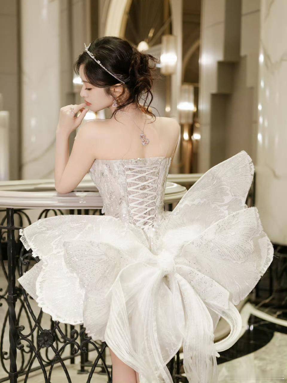 沈月露肩白裙似天鹅,身材像是优雅范本太美艳了-4 沈月露肩白裙似天鹅,身材像是优雅范本太美艳了