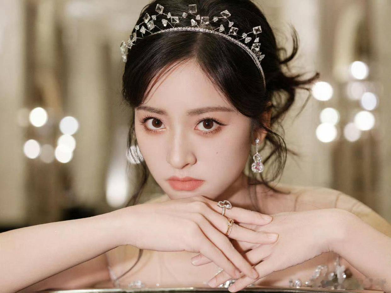 沈月露肩白裙似天鹅,身材像是优雅范本太美艳了-3 沈月露肩白裙似天鹅,身材像是优雅范本太美艳了