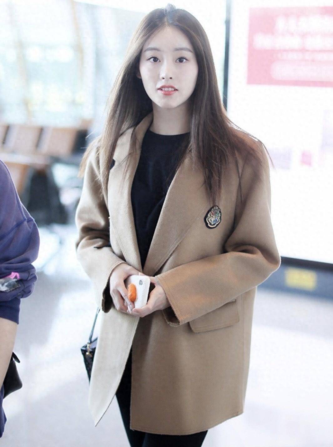 祝绪丹西装配打底衫走机场，牛仔裤马丁靴气场全开美炸了-1