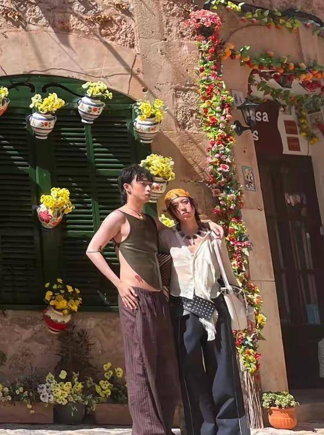 伊能静晒上海豪宅,中年发福大肚子吊带配紧身裤风格随恩利-2 伊能静晒上海豪宅,中年发福大肚子吊带配紧身裤风格随恩利