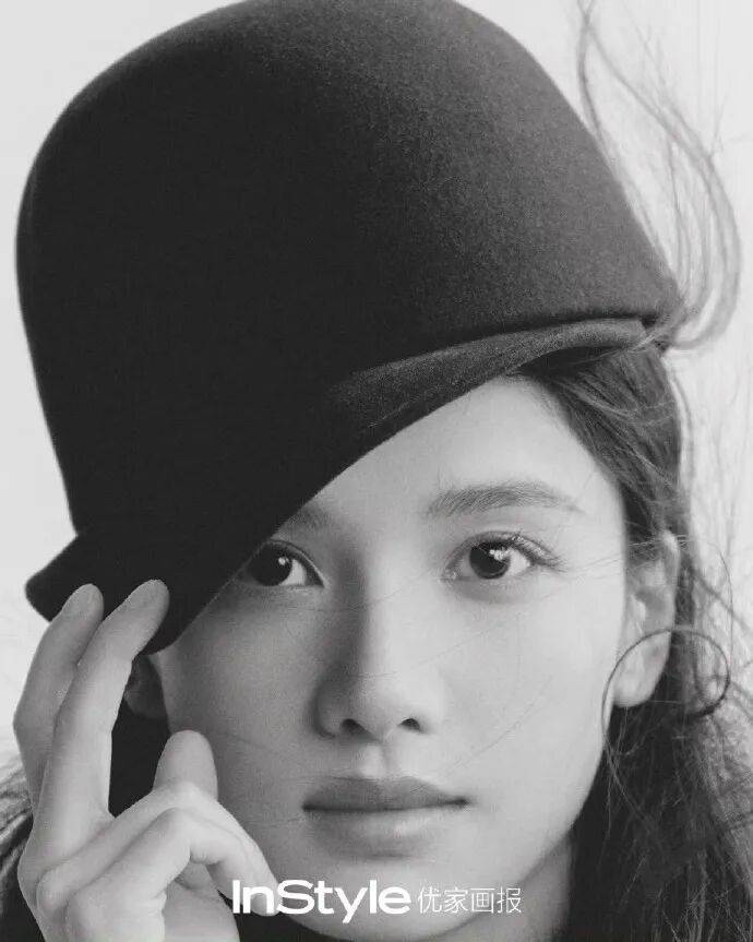 张婧仪这波 InStyle 十七周年造型，是把温柔焊在骨相里的经典封面教科书