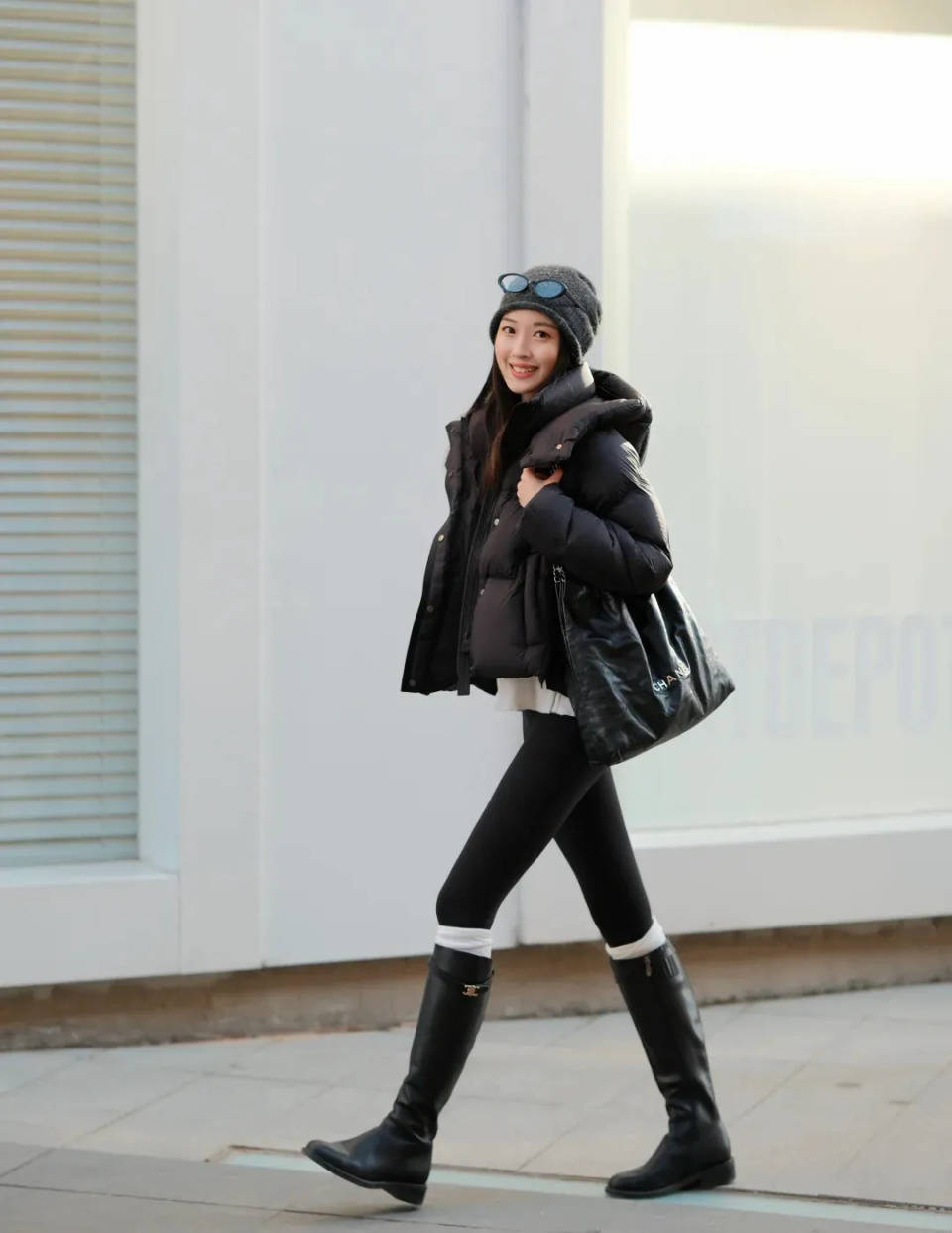冬天这几件“羽绒服”太时髦，搭配裤子与裙子更显高级，保暖舒适