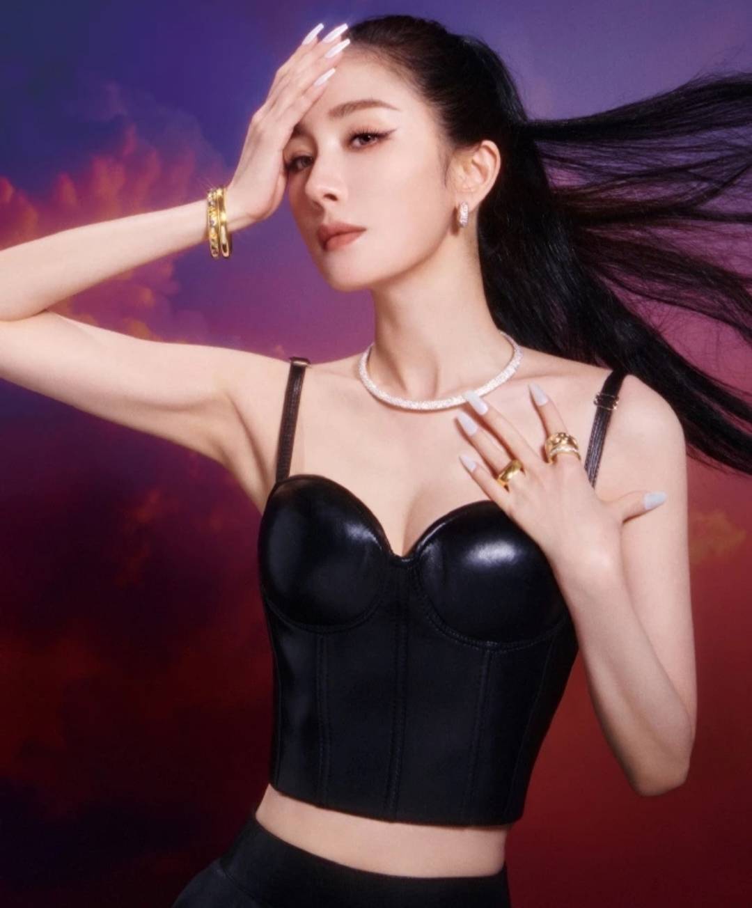 杨幂新刊大片 月下魅影科技感十足未来女战士