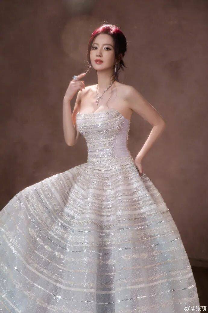 张萌性感写真露出事业线！魔鬼身材尽显性感火辣