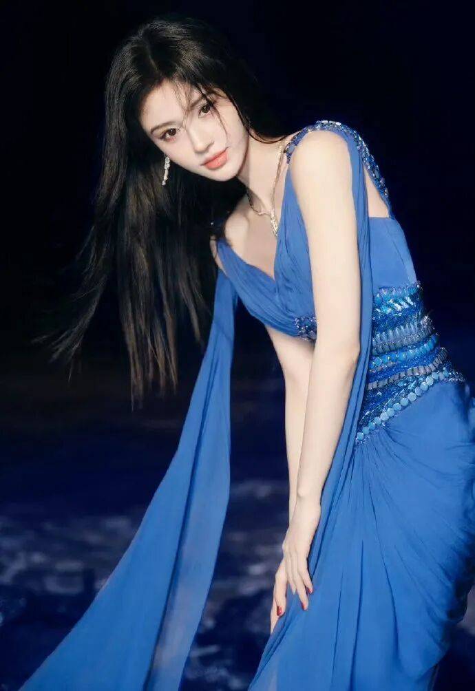 鞠婧祎穿深V裙变身蓝色妖姬！雪肤玉貌身材曼妙性感撩人