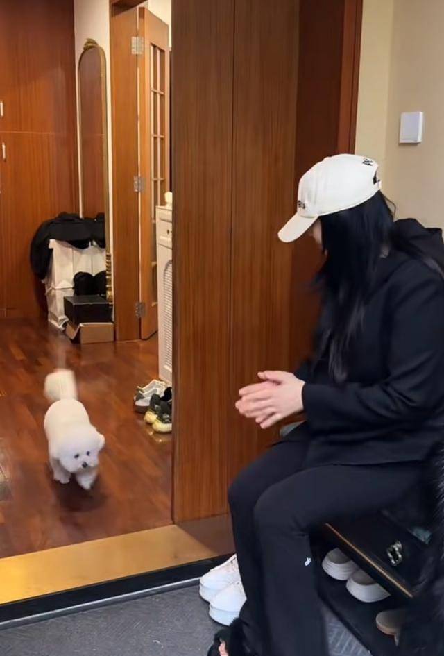 伊能静晒上海豪宅,中年发福大肚子吊带配紧身裤风格随恩利-4 伊能静晒上海豪宅,中年发福大肚子吊带配紧身裤风格随恩利