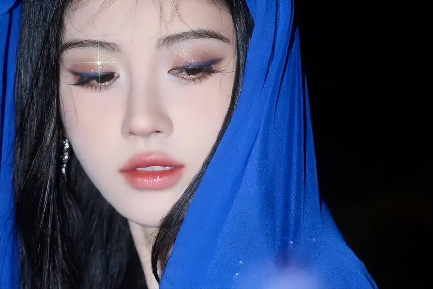 鞠婧祎穿深V裙变身蓝色妖姬！雪肤玉貌身材曼妙性感撩人