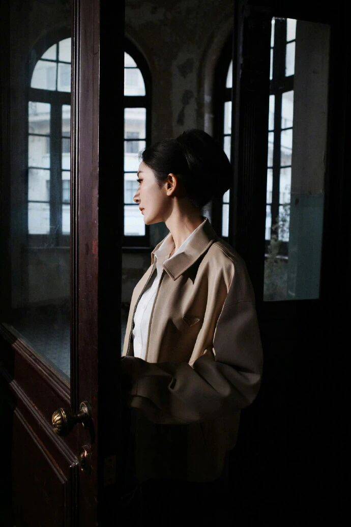 杨幂这波T坛造型是把Prada冷奢焊在骨相里的松弛教科书