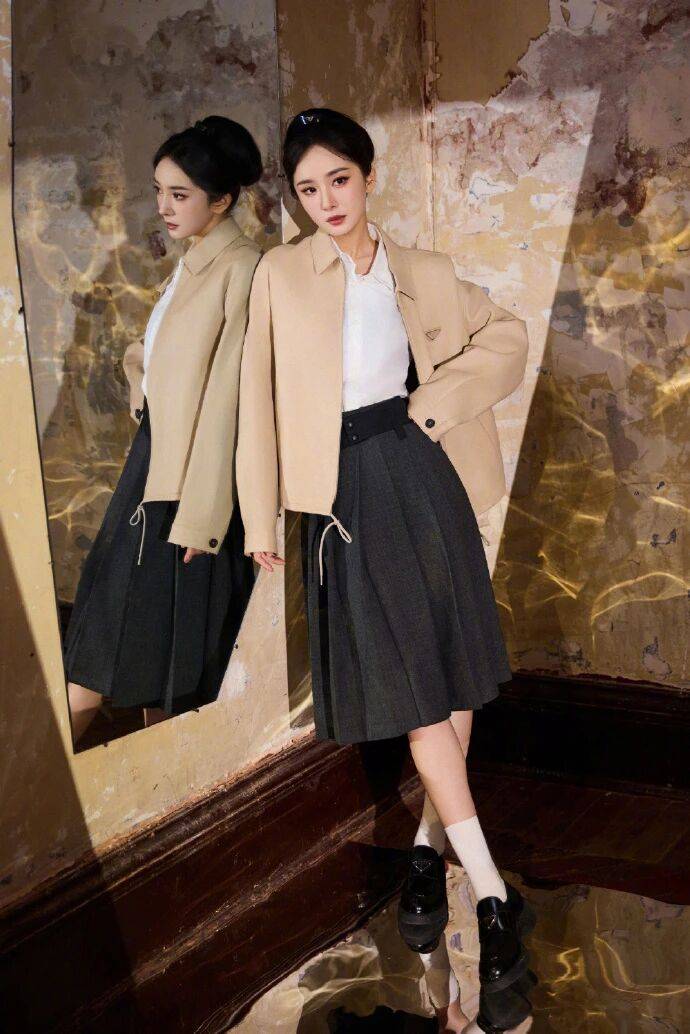 杨幂这波T坛造型是把Prada冷奢焊在骨相里的松弛教科书